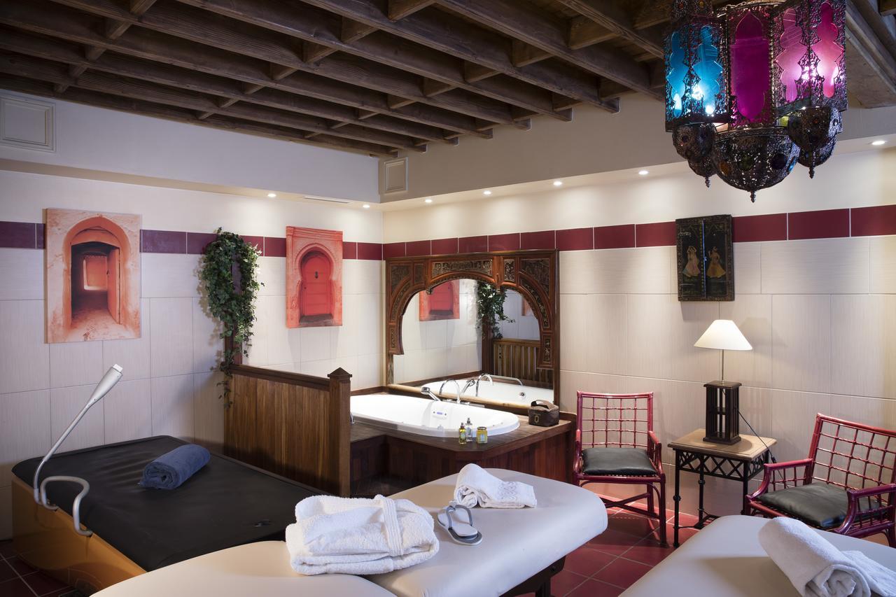 Hotel Et Spa Le Lion D'Or Pont-Évêque Exteriör bild