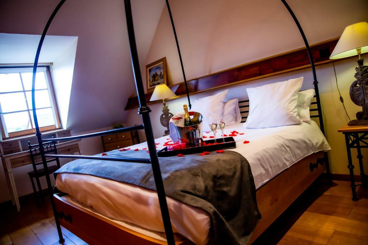 Hotel Et Spa Le Lion D'Or Pont-Évêque Exteriör bild